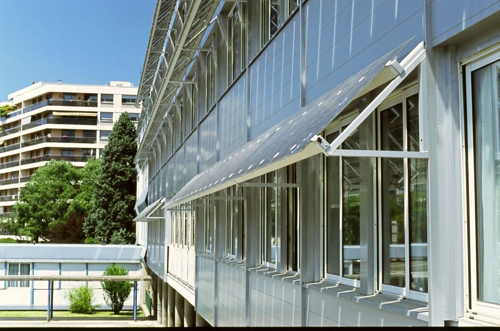 350 m2 de capteurs Photovoltaïques sont installés et intégrés en protection solaire ( pare-soleil ) sur la façade du lycée Gaspard Monge à Chambery.