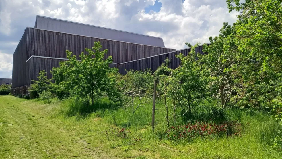 Bâtiment industriel POCHECO intégré dans un environnement végétalisé